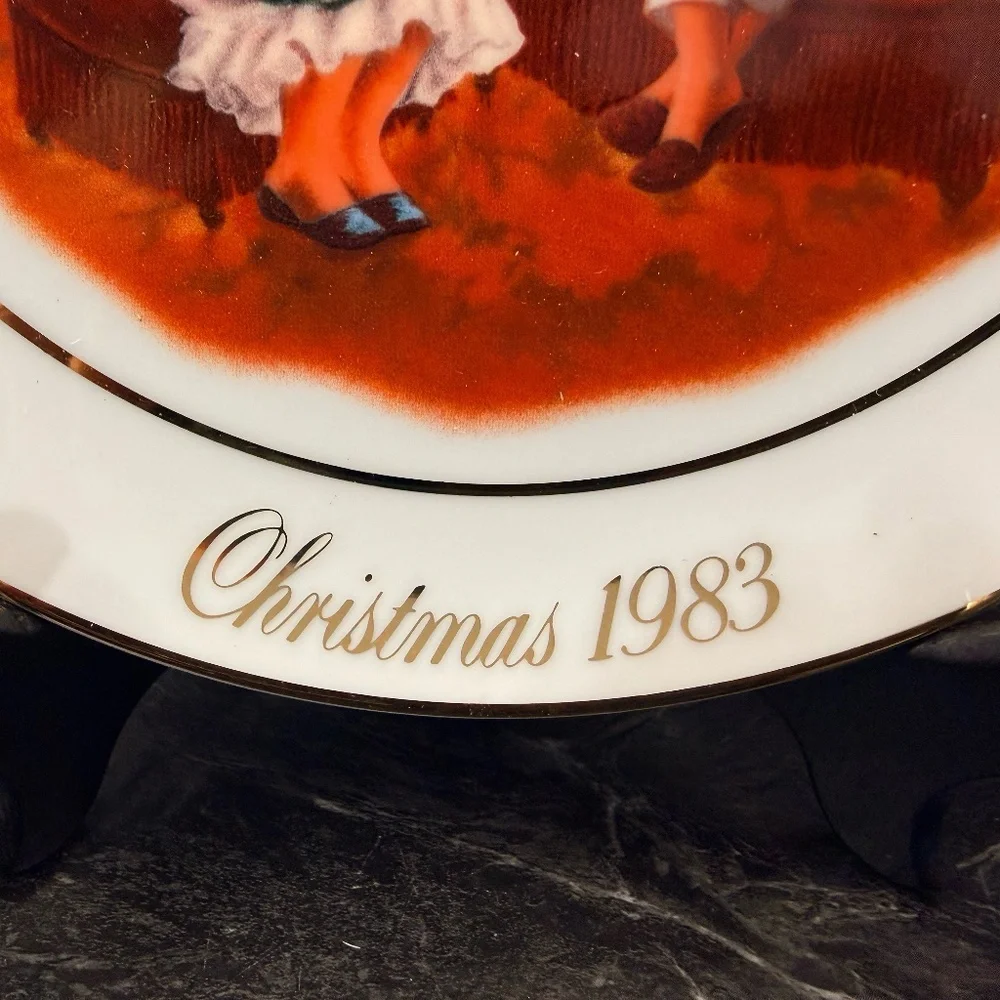 1983 AVON “Enjoying the Night Before Christmas” Collector Plate w/22K Gold Trim